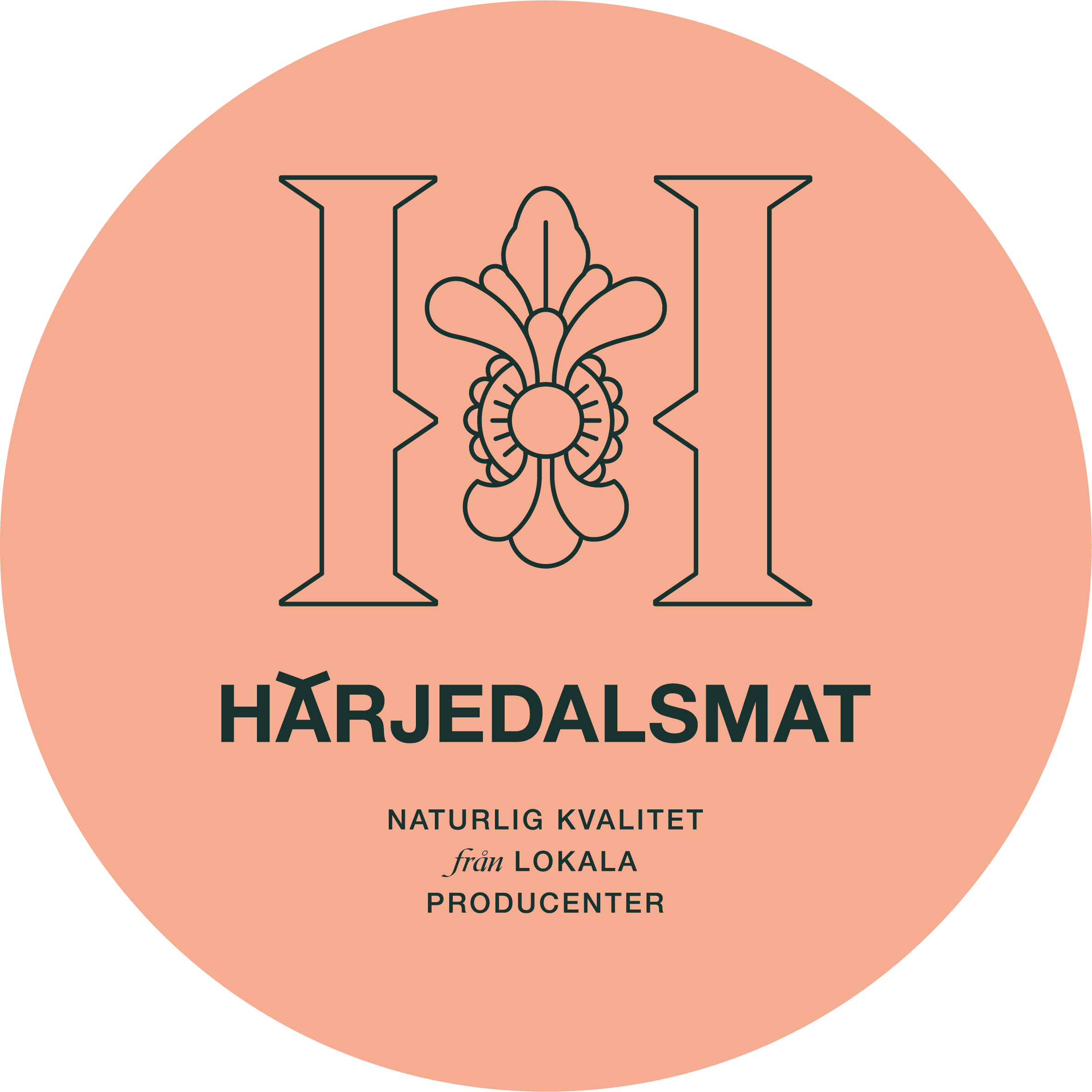 Rund logotyp på persikofärgad bakgrund visar ett stort ”H” med en stiliserad blomma i mitten och texten ”HÄRJEDALSMAT” samt ”NATURLIG KVALITET från LOKALA PRODUCENTER”, som ett sigill för lokal mat.