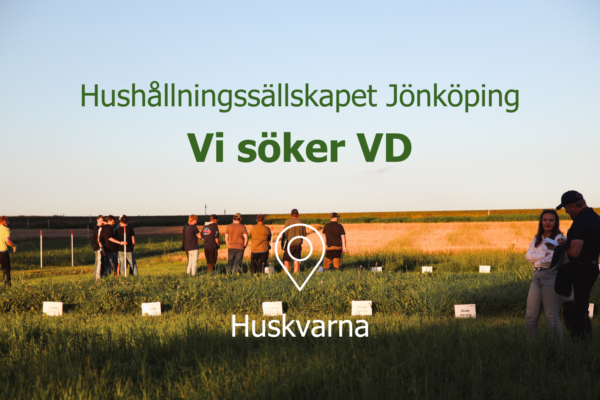 Grupp personer står och samtalar på en grön åker i kvällsljus, som vid ett fältbesök. Text på bilden: “Hushållningssällskapet Jönköping”, “Vi söker VD”, och en platsmarkör med “Huskvarna”.