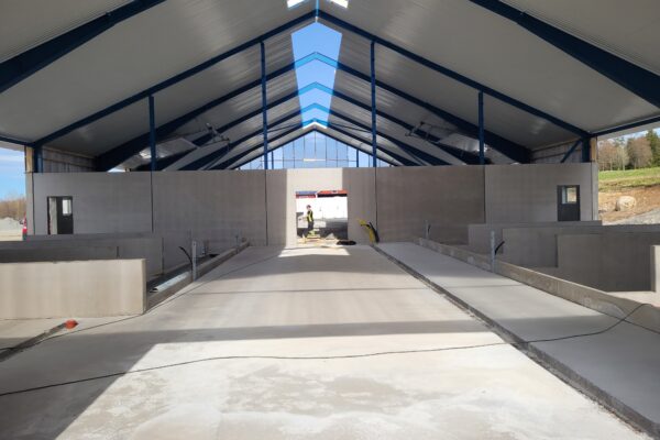 Kostall med betonggolv och högt i tak