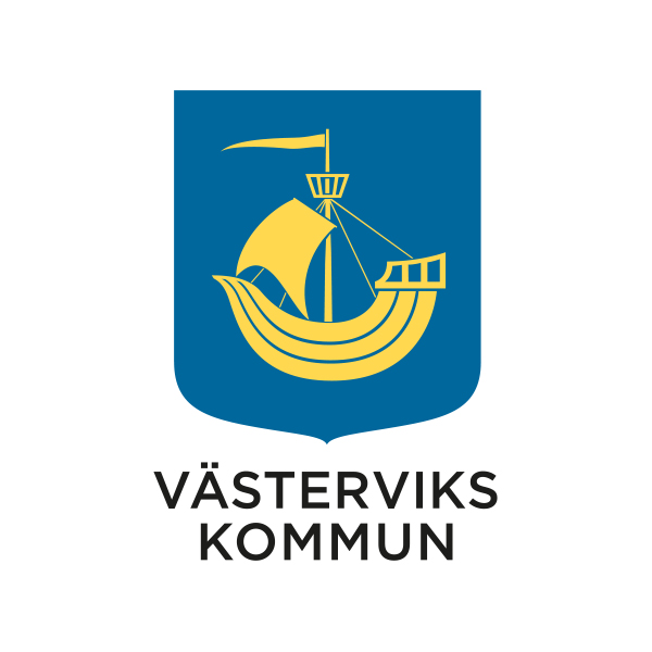 Västerviks kommuns logotyp visar ett gult segelfartyg med mast och vimpel på blå sköld, som seglar framåt. Under skölden står texten “VÄSTERVIKS KOMMUN” i svart versaler.