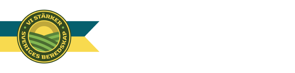 Rund grön och gul emblem med texten ”VI STÄRKER SVERIGES BEREDSKAP” ligger ovanpå ett band i blått och gult. Inuti emblemet syns en sol över stiliserade gröna fält mot svart bakgrund.