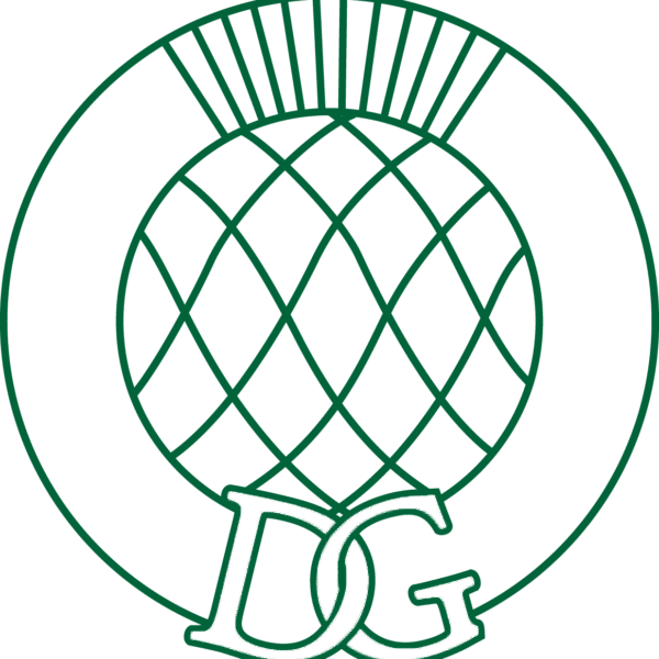 Grön logotyp visar en stiliserad ananas med rutmönster och blad, innesluten i en cirkel. Nederst ligger sammanflätade bokstäverna ”DG” framför ananasen, mot vit bakgrund.