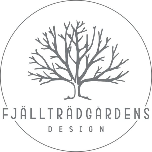 Grå logotyp med stiliserat, lövlöst träd som breder ut sina grenar, placerat i en tunn cirkel. Under trädet står texten “FJÄLLTRÄDGÅRDENS” och mindre “DESIGN”, mot vit bakgrund.