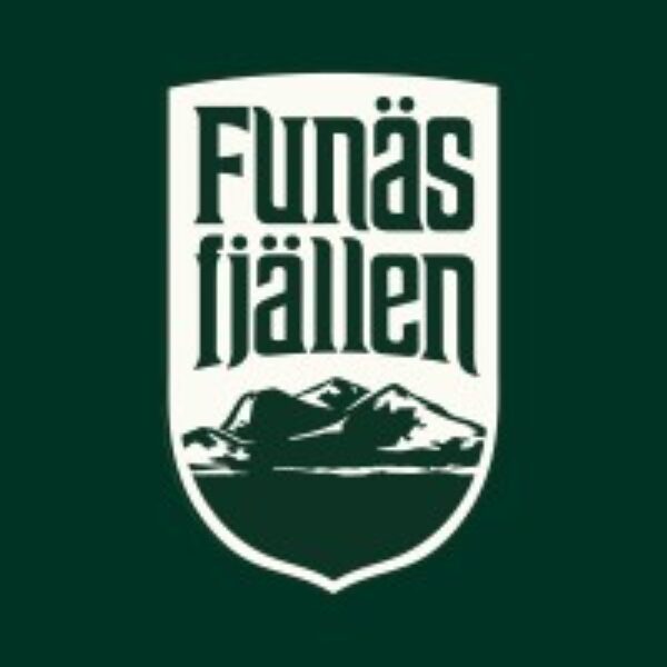Vit sköldformad logotyp mot mörkgrön bakgrund med texten ”Funäs fjällen” i stor stiliserad typ. Under texten syns en enkel illustration av fjäll, granar och vatten i vitt.