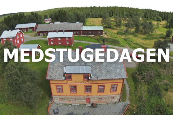 Flygbild visar en röd gårdsanläggning med flera byggnader bland gröna ängar och skog; i förgrunden syns huset med texten “MEDSTUGANS MEJERI”. Över hela bilden ligger rubriken “MEDSTUGEDAGEN”.