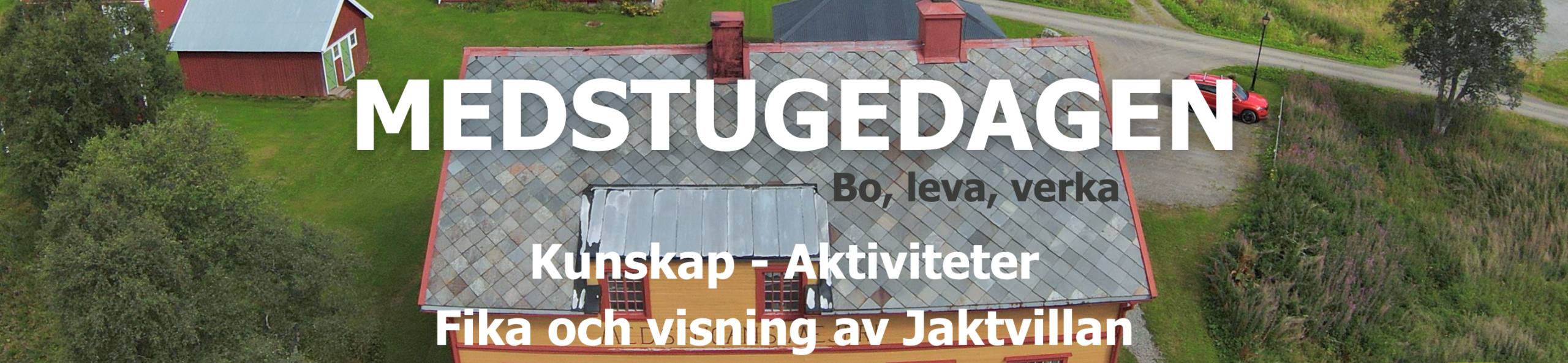 Flygbild över en röd gårdsmiljö med flera byggnader vid skog och åkrar. Evenemangsaffisch med text: “Save the date!”, “19 Aug 10–17”, “MEDSTUGEDAGEN”, “Bo, leva, verka”, “Kunskap - Aktiviteter”, “Fika och visning av Jaktvillan”.