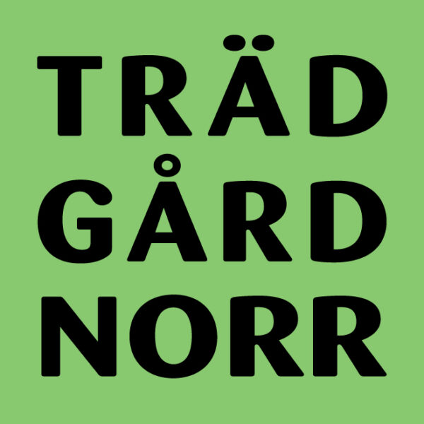 Svart logotyptext i stora, feta versaler som visar orden ”TRÄD GÅRD NORR” i tre rader, centrerat på en ljusgrön bakgrund, med tydliga diakritiska tecken över Ä och Å.