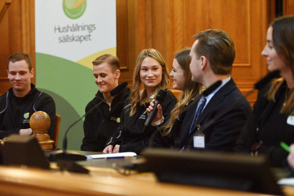 Bild på elever från Naturbruksgymnasiet Kalmar i panelen på Lantbrukets Dag i Riksdagen. Fotograf är Anne Helgesson.