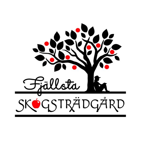 Logotyp med svart träd med många blad och röda äpplen; en person sitter lutad mot stammen. Under trädet står texten ”Fjällsta” och ”SKOGSTRÄDGÅRD”, där O är en röd äppelsymbol.