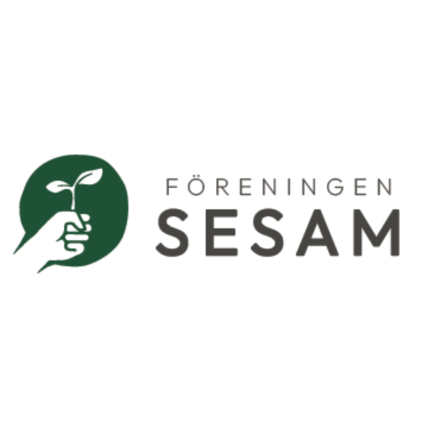 Logotyp för ”FÖRENINGEN SESAM” med en grön pratbubbla där en vit hand håller en liten grodd med två blad; till höger står texten ”FÖRENINGEN” över större ”SESAM” i grå versaler.