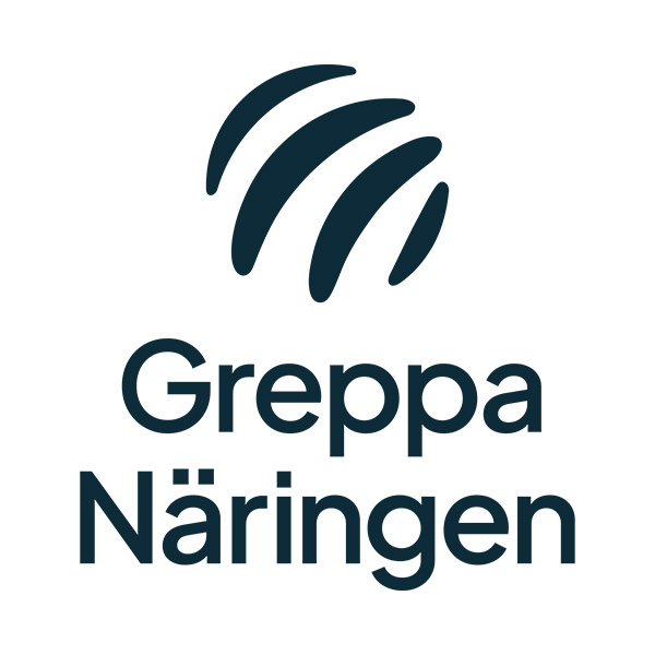Logotyp med tre mörkblå, böjda linjer som bildar en abstrakt båge ovanför texten ”Greppa Näringen”, centrerad på vit bakgrund och presenterad i en ren, sans-serif-typografi.