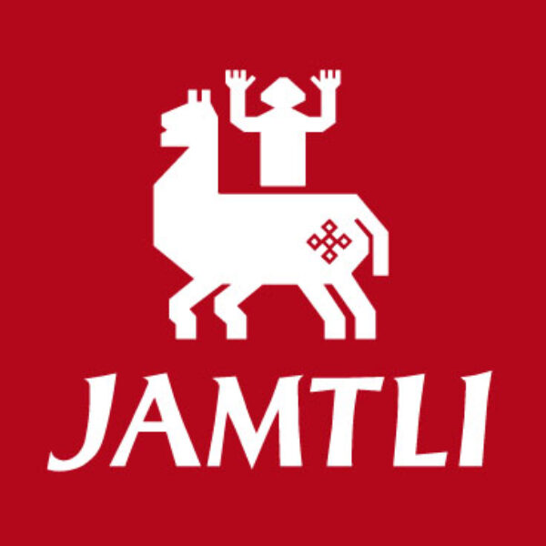 Vit logotyp med en stående djurfigur och en människa ovanpå med uppsträckta armar, mot röd bakgrund. Under symbolen står texten “JAMTLI” i stora vita bokstäver.