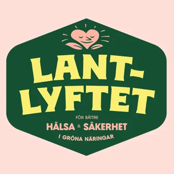 Grön logotyp med ett stiliserat rosa hjärta över texten ”LANT-LYFTET”. Under står ”FÖR BÄTTRE HÄLSA & SÄKERHET I GRÖNA NÄRINGAR”, placerat på ljusrosa bakgrund som en kampanj- eller programskylt.