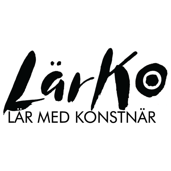 Logotyp med texten ”Lärko” i stor, svart handskriven stil, där o:et har en ringformad markering. Under står ”LÄR MED KONSTNÄR” i versaler, på vit bakgrund.