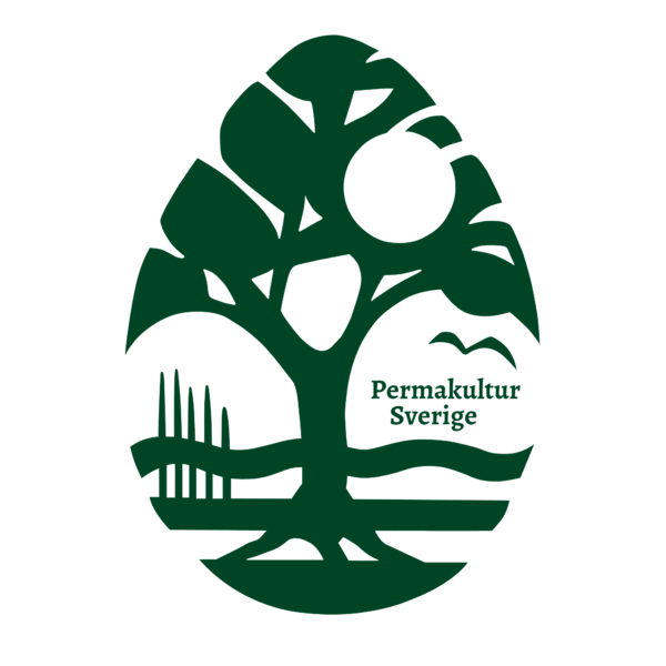 Grön logotyp med stiliserat träd med stora blad och synliga rötter, framför vågformade linjer som antyder landskap eller vatten. Till höger står texten ”Permakultur Sverige” och en enkel fågelsiluett flyger ovanför.