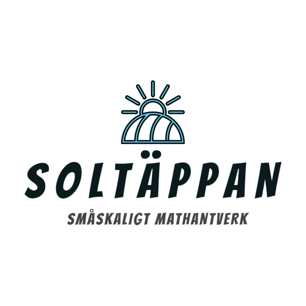 Logotyp med en stiliserad sol som stiger bakom ett rundat bröd med blå konturer. Under symbolen står texten “SOLTÄPPAN” i stora bokstäver och “SMÅSKALIGT MATHANTVERK” i mindre text.