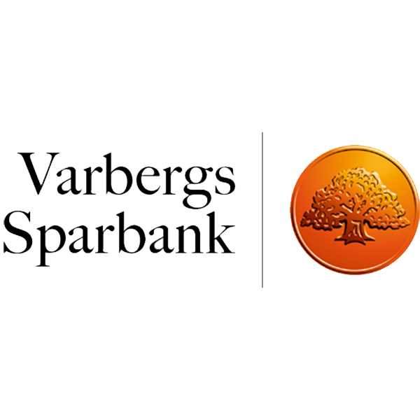 Logotyp med en orange cirkel som innehåller ett stiliserat träd i relief, med texten Varbergs Sparbank, placerad mot en genomskinlig bakgrund.