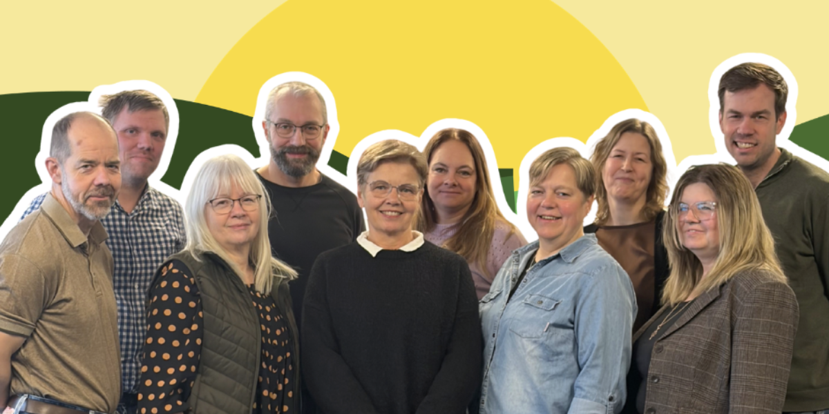 4 män och 6 kvinnor står i grupp och ler mot kameran mot en gul bakgrund