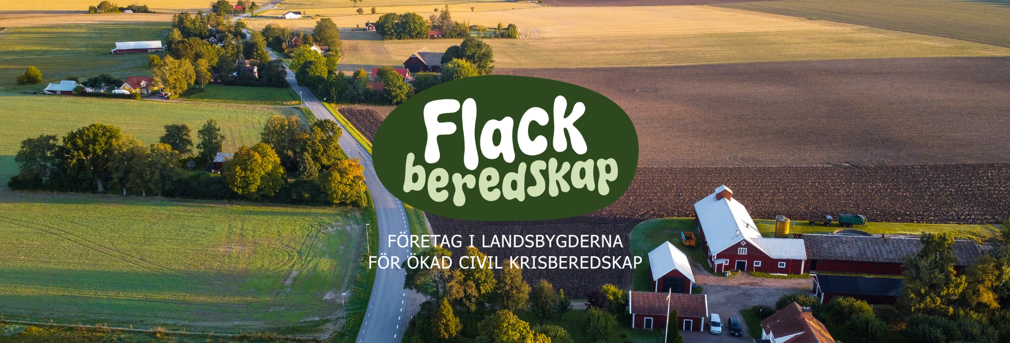 Flygfoto över jordbrukslandskap med väg, åkrar och gårdsbyggnader, överlagt med en grön oval logotyp som visar texten “Flack beredskap” samt rubriken “FÖRETAG I LANDSBYGDERNA FÖR ÖKAD CIVIL KRISBEREDSKAP”.