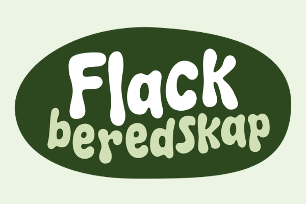 Mörkgrön oval logotyp som visar texten “Flack beredskap”; “Flack” i vit, mjuk handskriftsstil och “beredskap” i ljusgrön, rundad stil, centrerat på en ljus bakgrund.