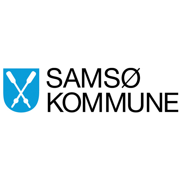 Samsø kommuns logotyp visar en blå sköld med två korsade vita åror och texten “SAMSØ KOMMUNE” i svart versal bredvid, mot vit bakgrund.