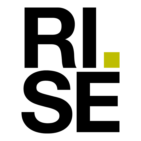 Stor typografisk logotyp visar bokstäverna ”RI” över ”SE” i svart på vit bakgrund, med en liten olivgrön kvadrat till höger om ”RI”, vilket skapar en modern, minimalistisk grafisk identitet.
