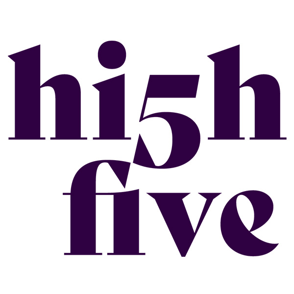 Typografisk logotyp med orden ”hi5h five” i mörklila serifstil, där siffran 5 står centralt mellan bokstäverna. Texten är placerad i två rader mot vit bakgrund och bildar ett kompakt, kvadratiskt motiv.