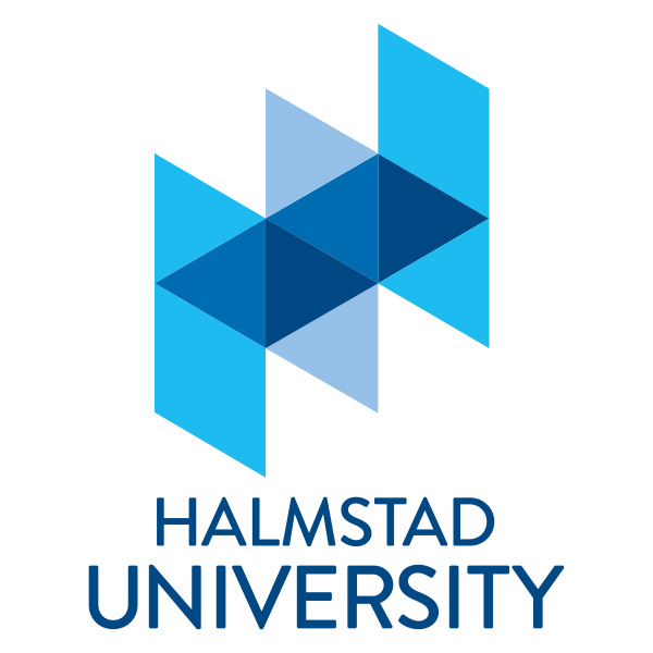 Geometrisk logotyp med överlappande blå och turkosa romber som bildar en abstrakt form. Under symbolen står texten “HALMSTAD UNIVERSITY” i versaler, centrerat mot vit bakgrund.
