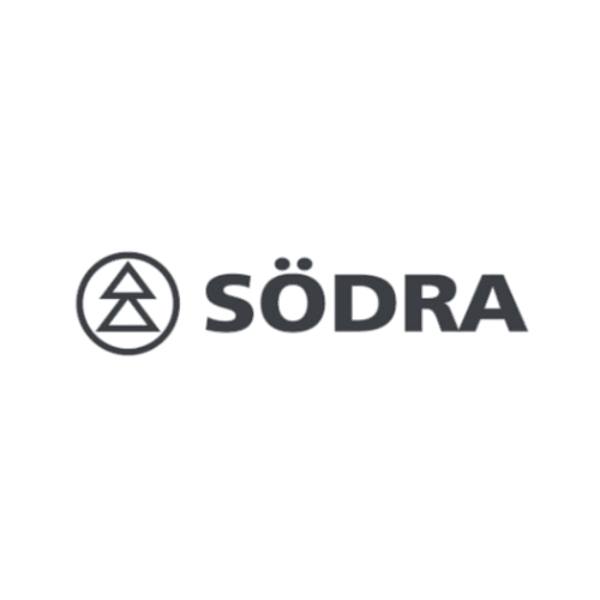 Södras logotyp visas mot vit bakgrund: en rund symbol med en stiliserad gran/triangelform till vänster och ordet ”SÖDRA” i fet, mörkgrå versal text till höger.