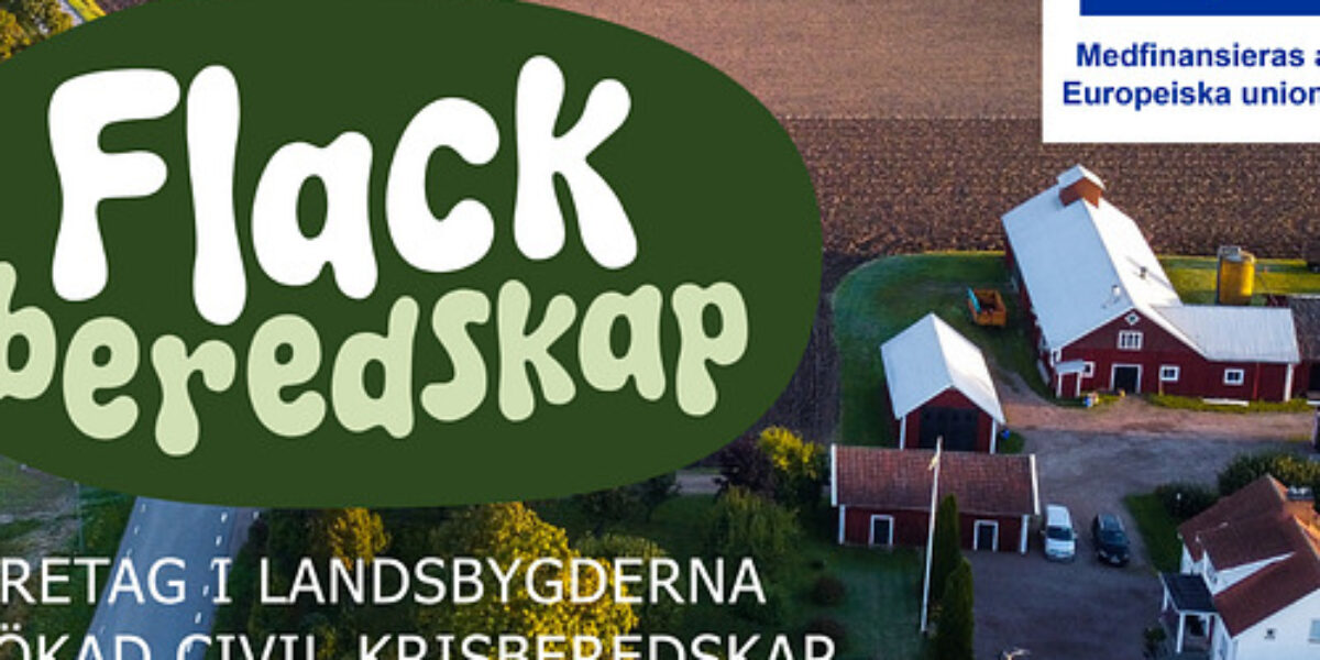 Flygbild över landsbygd med åkrar och gårdsbyggnader, där en stor grön skylt med texten ”Flack beredskap” ligger ovanpå. EU-flagga med texten ”Medfinansieras av Europeiska unionen” syns till höger.