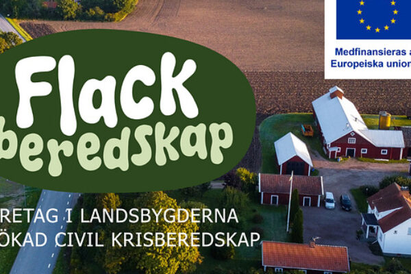 Flygbild över landsbygd med åkrar och gårdsbyggnader, där en stor grön skylt med texten ”Flack beredskap” ligger ovanpå. EU-flagga med texten ”Medfinansieras av Europeiska unionen” syns till höger.