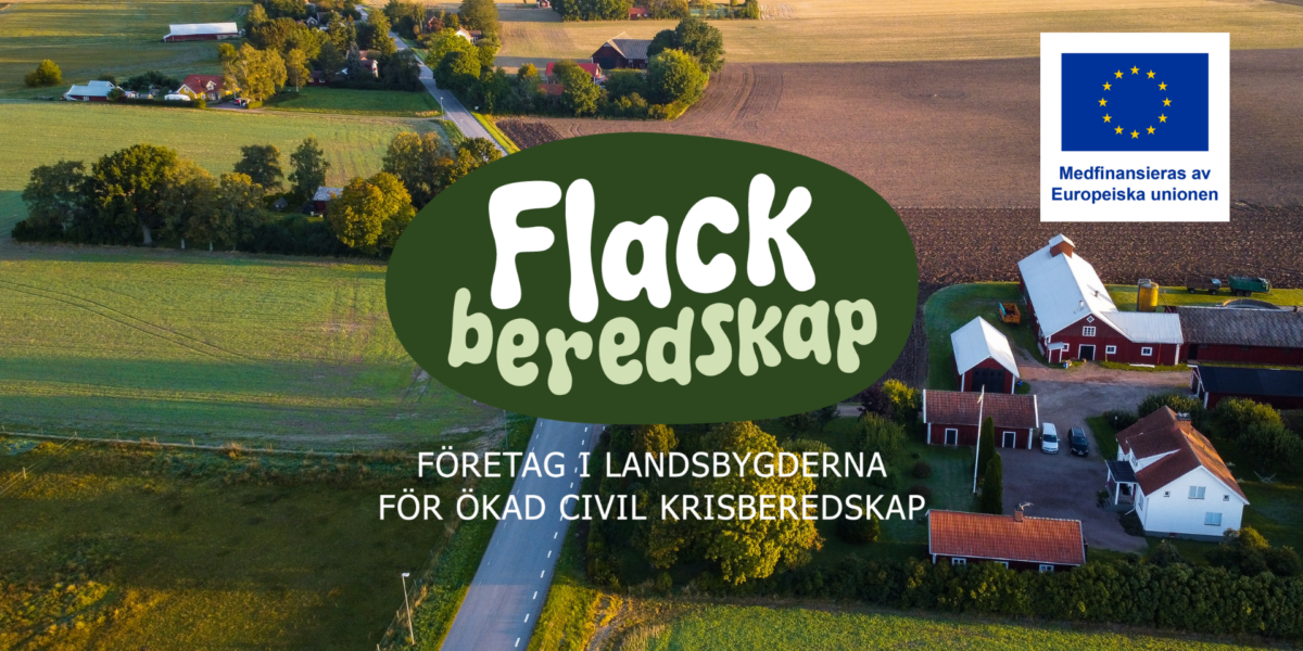 Flygfoto över landsbygd med åkrar, väg och gårdsbyggnader, överlagrat med texten “Flack beredskap” och “FÖRETAG I LANDSBYGDERNA FÖR ÖKAD CIVIL KRISBEREDSKAP”. EU-flagga med text: “Medfinansieras av Europeiska unionen”.