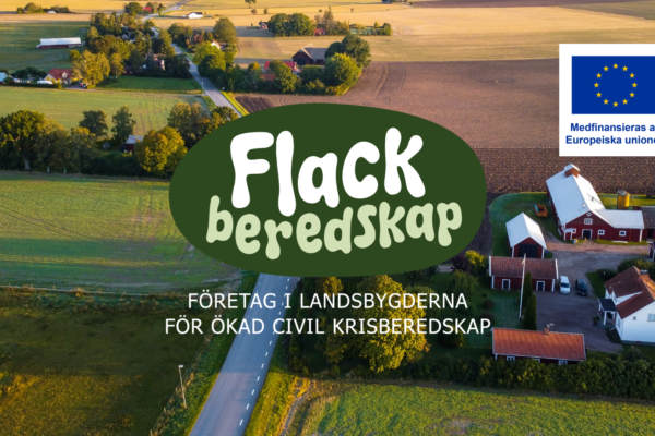 Flygfoto över landsbygd med åkrar, väg och gårdsbyggnader, överlagrat med texten “Flack beredskap” och “FÖRETAG I LANDSBYGDERNA FÖR ÖKAD CIVIL KRISBEREDSKAP”. EU-flagga med text: “Medfinansieras av Europeiska unionen”.