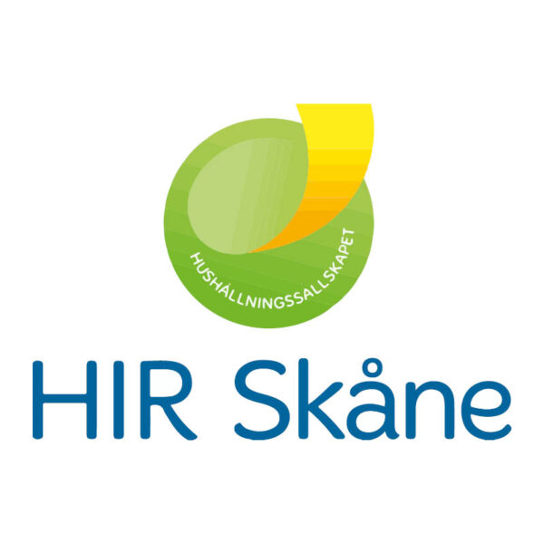 Grön och gul cirkelformad logotyp med texten ”HUSHÅLLNINGSSÄLLSKAPET” runt kanten, placerad ovanför blå text ”HIR Skåne”, mot vit bakgrund. Loggan signalerar organisationens varumärke och regional tillhörighet.