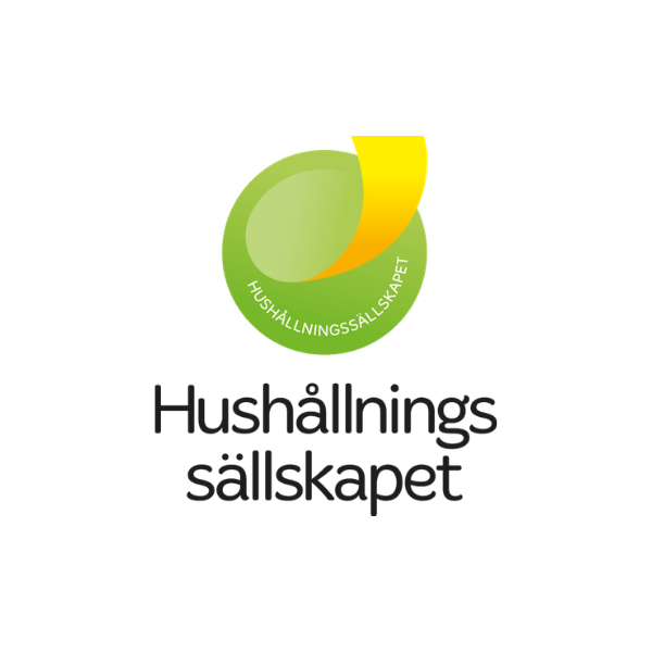 Grön och gul logotyp med en rund grön form och en gul flik som överlappar, med texten ”HUSHÅLLNINGSSÄLSKAPET” i cirkeln. Under logotypen står namnet ”Hushållnings sällskapet” i svart på vit bakgrund.