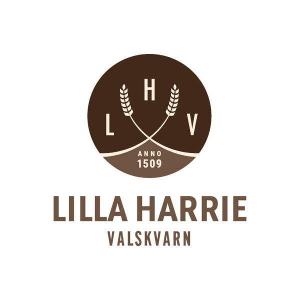 Rund brun logotyp med två korsade vetestrån och bokstäverna L, H och V, samt texten “ANNO 1509”. Under loggan står “LILLA HARRIE” och “VALSKVARN” på vit bakgrund.