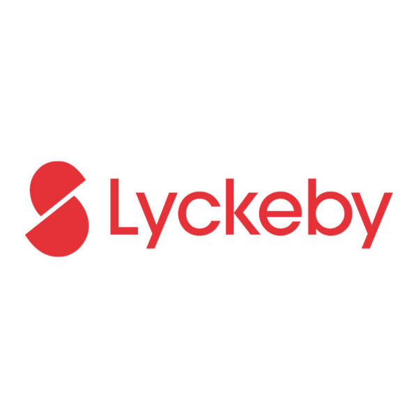 Röd företagslogotyp med stiliserad S-formad symbol till vänster och ordet ”Lyckeby” i röd text till höger, placerad på vit bakgrund.
