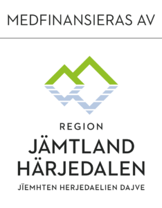 Logotyp och finansieringsmärkning som anger: ”MEDFINANSIERAS AV” ovanför Region Jämtland Härjedalens symbol i grönt och blått samt texten ”REGION JÄMTLAND HÄRJEDALEN” och ”JÏEMHTEN HERJEDAELIEN DAJVE”.