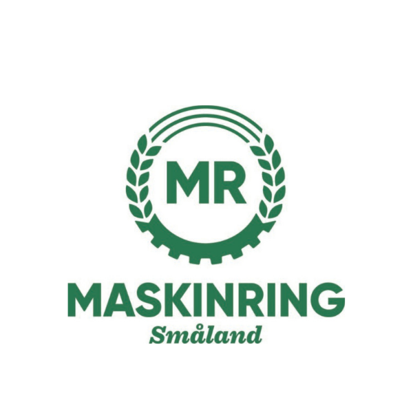 Grön företagslogotyp med texten “MR MASKINRING Småland”. Bokstäverna MR står i en cirkel omgiven av lagerkvistar och en kugghjulskrans nedtill, vilket antyder koppling till maskiner och lantbruk i Småland.