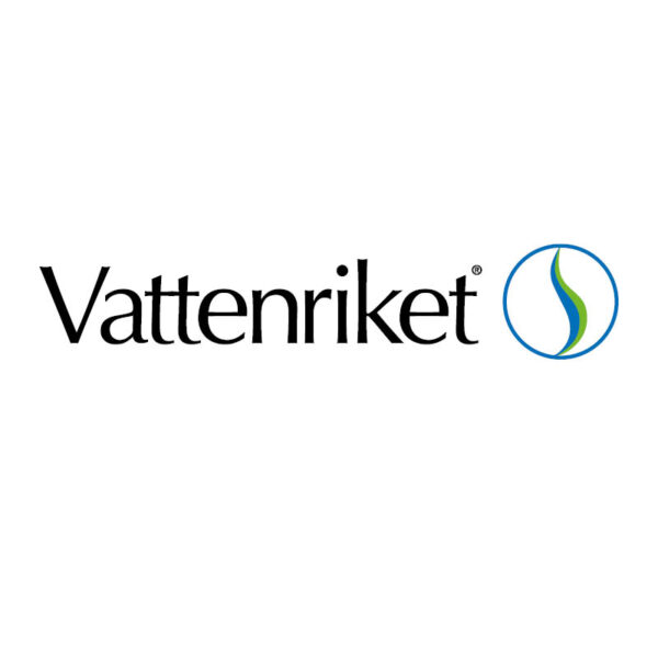 Logotyp med texten ”Vattenriket” i svart serifstil, följd av ett ®. Till höger syns en rund symbol med blå kontur och en stiliserad grön och blå vågform på vit bakgrund.