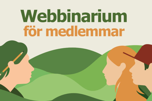 Illustrerad affisch med tre personer i profil som vänder sig mot varandra och samtalar, mot en bakgrund av gröna, böljande former. Text högst upp lyder: “Webbinarium för medlemmar”.