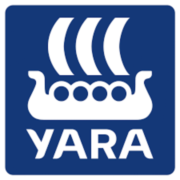 Vit logotyp med stiliserat vikingaskepp och tre segel ovanför texten “YARA”, placerad på mörkblå bakgrund i en rundad kvadrat; fungerar som företagsmärke eller appikon.