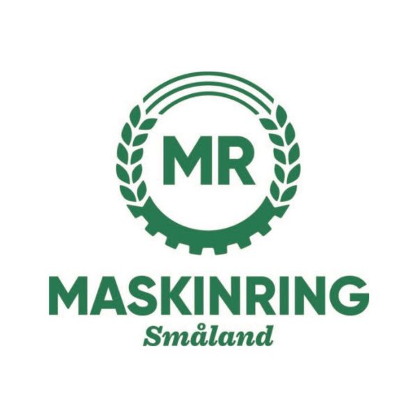 Grön logotyp med bokstäverna “MR” i mitten, omgiven av en krans och en halvcirkel som liknar ett kugghjul. Under står texten “MASKINRING” och kursivt “Småland” på vit bakgrund.