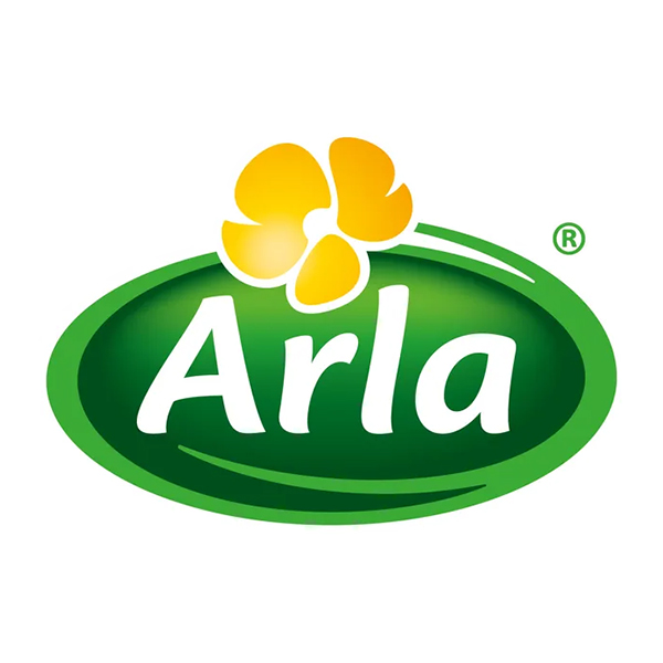 Arlas logotyp visas centrerad: vit text ”Arla” på en grön oval med ljusa och mörka gröna skiftningar, toppad av en gul fyrbladig blomma. Liten ®-symbol syns till höger på vit bakgrund.