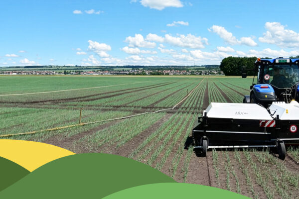 Traktor som har precisionssprutan ARA påkopplad och kör i fält