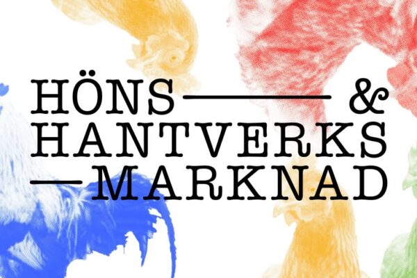 Affisch med texten “HÖNS & HANTVERKSMARKNAD” i svart. Runt rubriken syns färgstarka, akvarelliknande siluetter av höns i blått, grönt, gult och rött mot vit bakgrund, som ger ett livligt marknadstema.