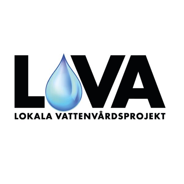 Logotyp med texten ”LOVA” där bokstaven O ersatts av en blå vattendroppe, följt av texten ”LOKALA VATTENVÅRDSPROJEKT” under. Svarta versaler på vit bakgrund, symboliserar lokala satsningar för vattenvård.