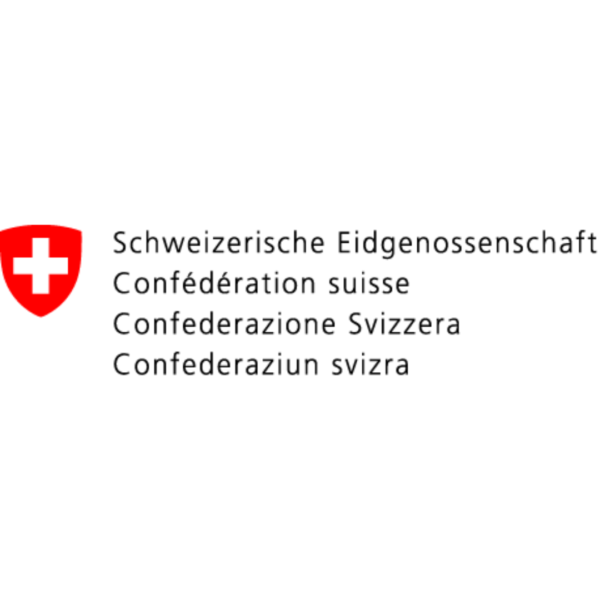 Röd sköld med vitt kors visas bredvid texten: “Schweizerische Eidgenossenschaft”, “Confédération suisse”, “Confederazione Svizzera”, “Confederaziun svizra”, på vit bakgrund, vilket representerar Schweiziska edsförbundet på fyra språk.