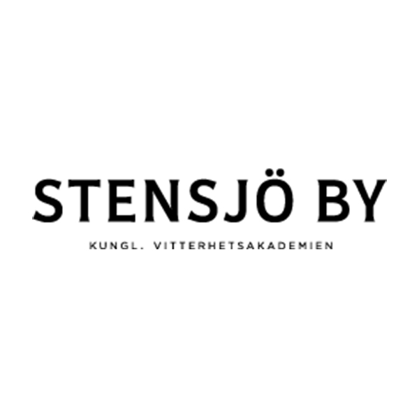Svart logotyptext som visar ”STENSJÖ BY” i stora versaler, med mindre text under: ”KUNGL. VITTERHETSAKADEMIEN”. Texten är centrerad på vit bakgrund och fungerar som avsändarmarkering för webbplats eller material.