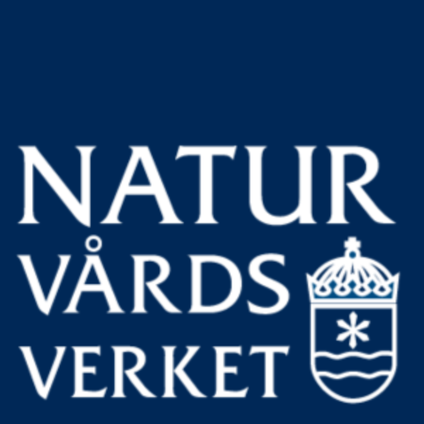 Vit logotyptext ”NATURVÅRDSVERKET” står på mörkblå bakgrund, bredvid en vit vapensköld med krona, stjärna och vågor; en enkel grafisk identitet som representerar den svenska myndigheten Naturvårdsverket.